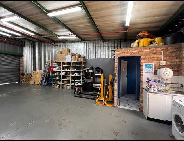 130M² WAREHOUSE TO LET IN STRIJDOMPARK